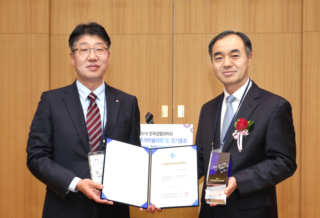 ▲ 김훈 LG유플러스 네트워크 부문 전무(왼쪽)가 조해형 경영과학응용대상을 수상하고 있는 모습ⓒLGU+