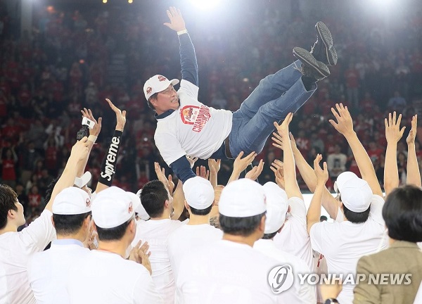 ▲ 최태원 SK 회장이 지난 4월 18일 서울 잠실학생체육관에서 열린 2017-2018 프로농구 챔피언결정전에서 SK나이츠의 우승이 확정된 후 선수들로부터 헹가래를 받고 있다. ⓒ연합뉴스