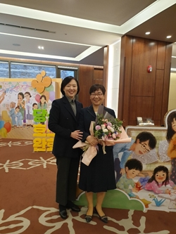 ▲ 이순남 이대목동병원 혈액종양내과 교수(오른쪽)과 남은미 이대목동병원 호스피스실장(왼쪽)이 수상 후 기념 촬영을 하고 있다. ⓒ이대목동병원