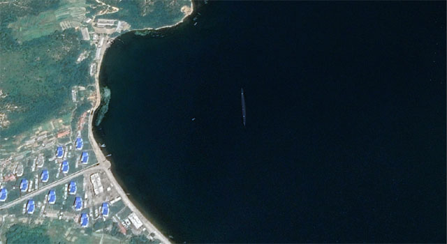 ▲ 美디지털 글로브가 지난 7월 25일 촬영한 사진. 잠수함이 해상에 부상해 있다. ⓒVOA-구글 어스.