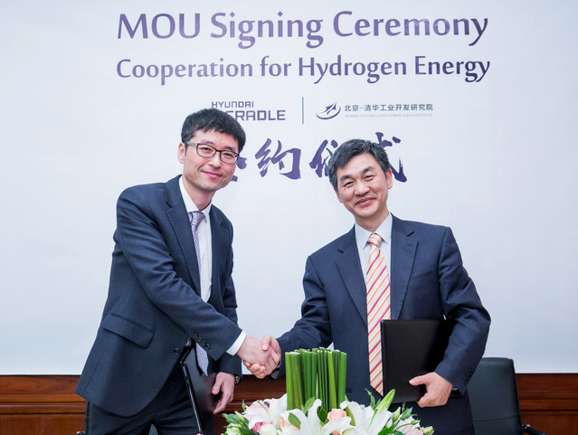▲ 현대차 오픈이노베이션사업실 황윤성 이사(사진 왼쪽)와칭화연구원 주더취엔 교수가 '수소 에너지 전략 협업 MOU'를 체결한 뒤 악수를 나누고 있다.ⓒ현대자동차