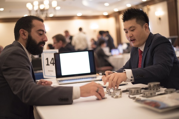 ▲ 국내 부품기업 및 미국 현지 바이어가 지난해 9월 미국 디트로이트에서 열린 ‘한국 부품 플라자’ 상담회에서 수출 상담을 하고 있다. ⓒ코트라
