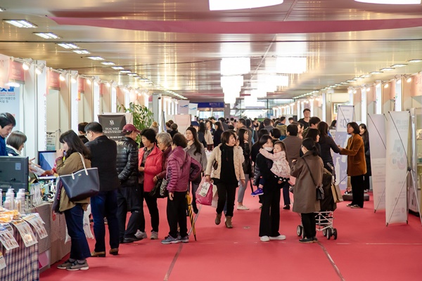 ▲ 2018오송화장품뷰티산업엑스포 마켓관에 몰린 관람객들.ⓒ충북도