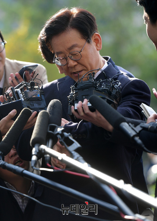 ▲ 이재명 경기지사가 29일 오전 경기 성남시 분당경찰서에 친형 강제 입원 의혹과 여배우 스캔들 의혹에 관련해 조사받기 위해 출석하고 있다. 앞서 이 이지사의 출석을 앞둔 분당경찰서 앞에는 이 지사의 지지자들과 이 지사의 구속을 촉구하는 자유연대 회원들이 집회를 가졌다. ⓒ 정상윤 기자