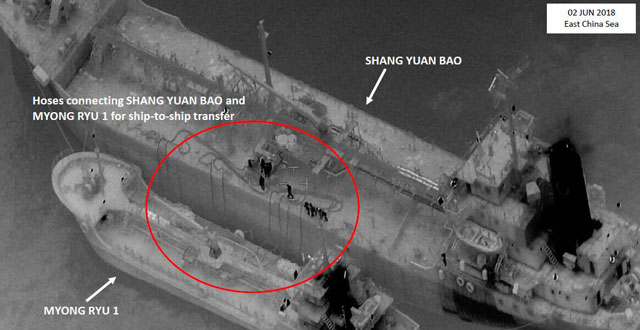 ▲ '샹유안바오' 호와 '명류 1' 호 간의 불법환적 장면. 두 선박을 이은 호스가 보인다. ⓒ美국무부 ISN 트위터 캡쳐.