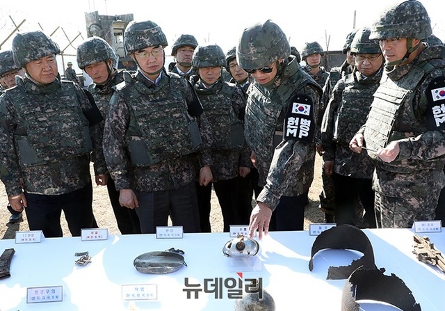 ▲ 임종석 대통령비서실장 겸 남북공동선언이행추진위원장이 지난 17일 강원도 철원 인근 DMZ 현장을 방문한 모습. ⓒ청와대