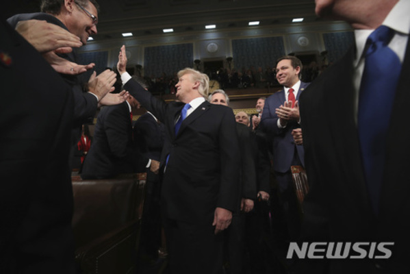 ▲ 상하원 합동의회에 입장하는 트럼프 美 대통령ⓒ뉴시스. 무단 전재 및 재배포 금지.