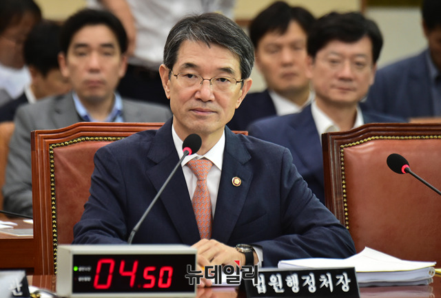 ▲ 안철상 법원행정처장이 29일 오후 국회에서 열린 법제사법위원회 전체회의에서 의원들의 질문에 답하고 있다. ⓒ뉴데일리 이종현 기자