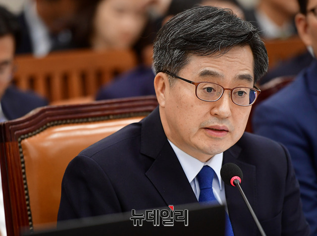 ▲ 김동연 기획재정부 장관이 25일 오후 국회에서 열린 국회 기획재정위원회의 기획재정부, 국세청, 관세청, 조달청, 통계청 종합감사에서 질의에 답하고 있다. ⓒ뉴데일리 정상윤 기자