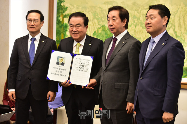 ▲ 문희상 국회의장과 여야3당 원내대표가 29일 오전 국회에서 열린 회동에서 대한민국 임시의정원 홍진 의장 흉상 건립 서명부에 서명을 한 뒤 기념사진촬영을 하고 있다. ⓒ뉴데일리 이종현 기자