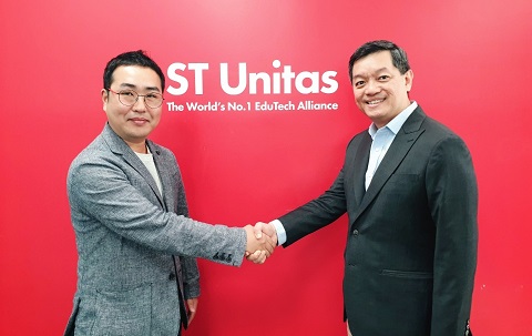 ▲ 구본준 에스티유니타스 최고기술책임자(왼쪽)와 빈센트 콰 아마존웹서비스 아태이역 교육·연구·의료·비역리 조직 부문 총괄이 기념촬영을 하고 있다. ⓒ에스티유니타스