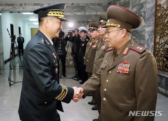 ▲ 26일 판문점 북측지역 통일각에서 열린 '제10차 남북 장성급 군사회담'에서 남측 수석대표인 김도균 소장(왼쪽)이 북측 수석대표인 안익산 육군 중장과 악수하고 있다. ⓒ 뉴시스