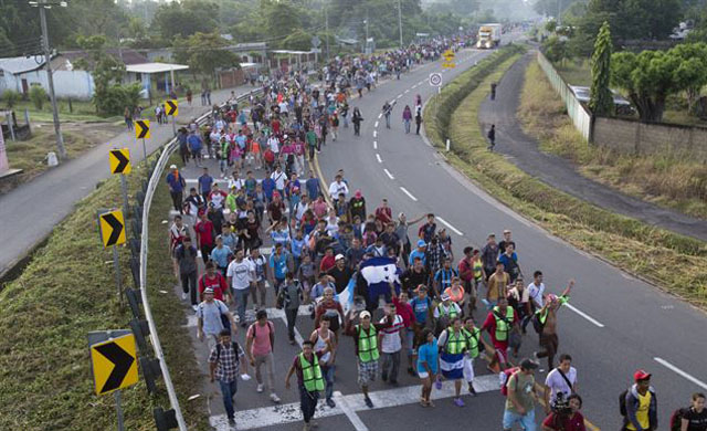 ▲ 멕시코에서 이동 중인 카라반 행렬. 대부분 온두라스 주민이라고 한다. ⓒ연합-EPA. 무단전재 및 재배포 금지.