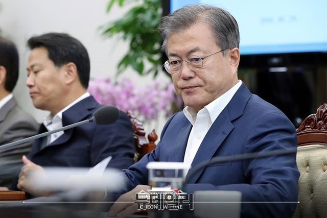 ▲ 문재인 대통령이 29일 수석보좌관회의를 주재하는 모습. ⓒ청와대 페이스북