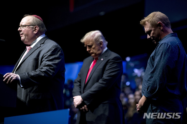 ▲ 인디애나폴리스에서 선거지원 연설을 하던 도널드 트럼프 대통령이 유대교 총기난사 희생자들 추모하고 있다.ⓒ뉴시스. 무단 전재 및 재배포 금지.