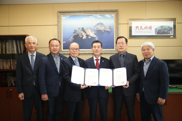 ▲ 서재원(가운데)포항시의회 의장이 법률고문 위촉장을 수여하고 기념촬영을 하고 있다.ⓒ포항시의회