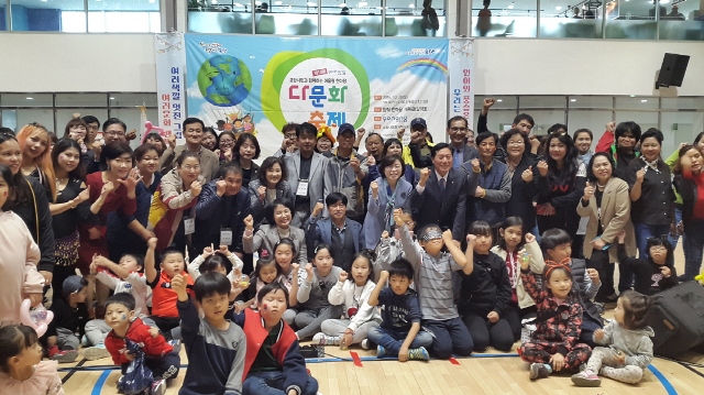 ▲ ‘제10회 포항 다문화 축제’가 28일 양덕한마음체육관에서 10여개 국가 500여명의 다문화가족이 참여한 가운데 성황리에 열렸다.ⓒ포항시