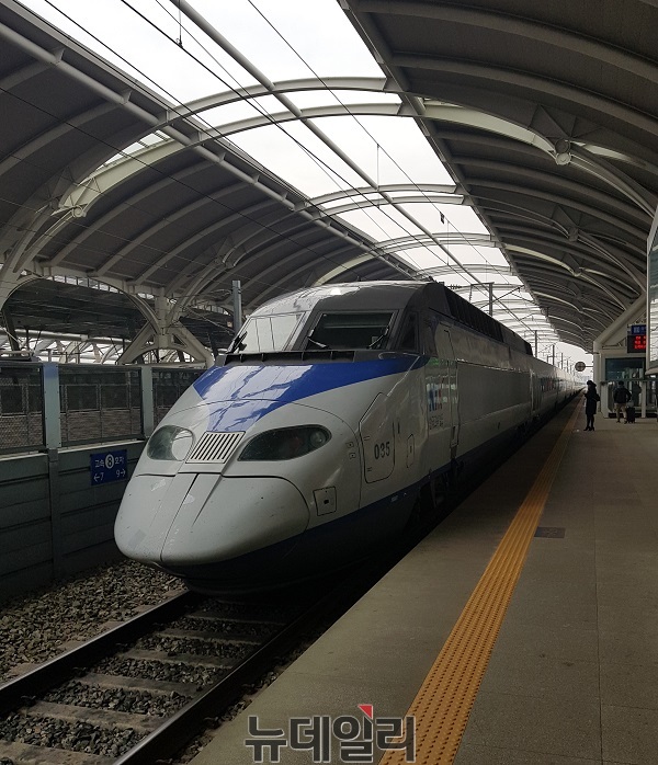 ▲ 충북 청주 오송역에 정차한 KTX ‘산천’.ⓒ뉴데일리 충청본부 D/B