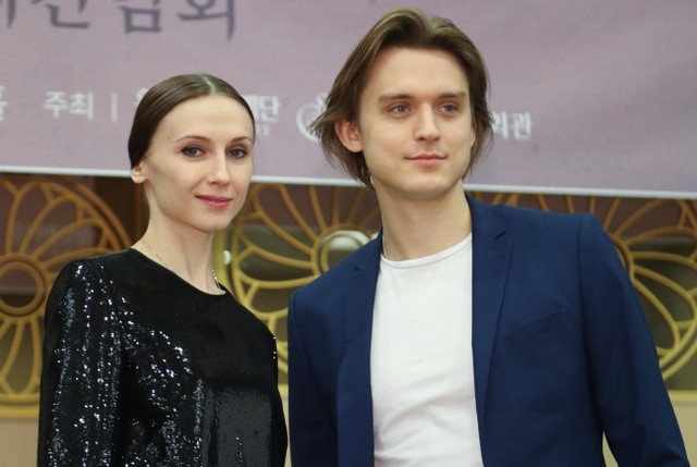 ▲ 29일 오후 서울 종로구 세종문화회관 예인홀에서 열린 '라 바야데르' 기자간담회에 참석한 발레리나 스베틀라나 자하로바(왼쪽), 볼쇼이 수석무용수 데니스 로드킨.ⓒ연합뉴스