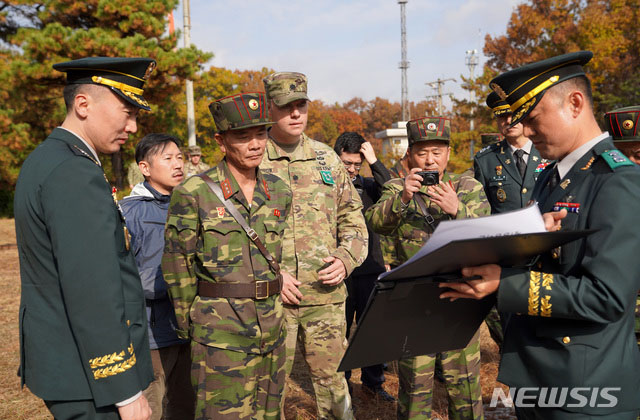▲ 지난 27일 판문점 JSA에서 비무장화 검증 중인 남북한군과 유엔사 요원들. ⓒ뉴시스. 무단전재 및 재배포 금지.
