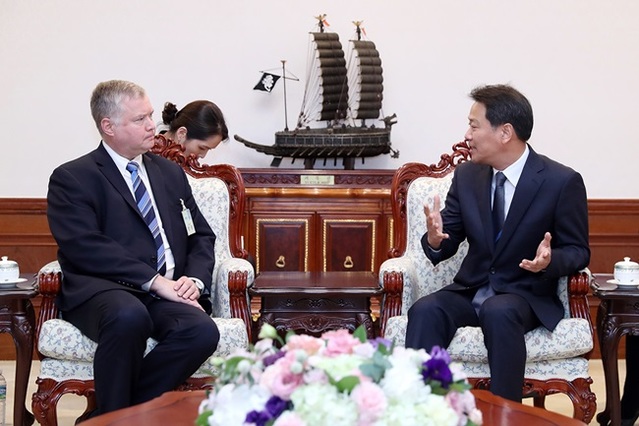 ▲ 스티븐 비건 미국 국무부 대북정책 특별대표가 29일 임종석 비서실장을 청와대에서 만난 모습. ⓒ청와대