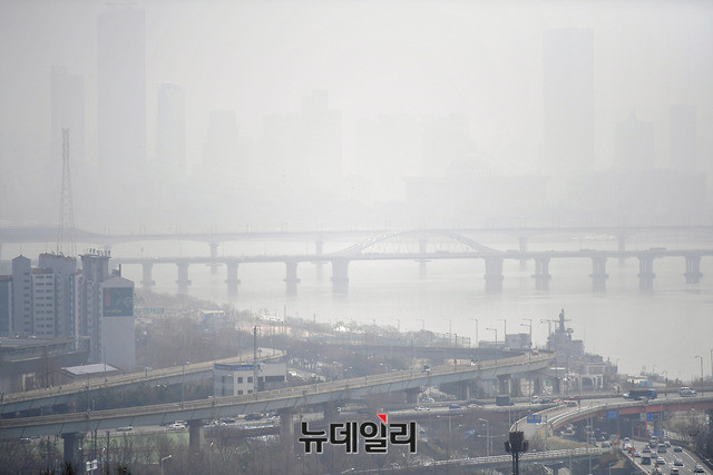▲ 미세먼지로 뿌연 서울 하늘. ⓒ뉴데일리 정상윤 기자