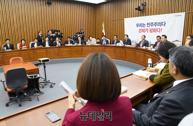 ▲ 자유한국당 30일 원내대책회의 모습. ⓒ뉴데일리 공준표 기자