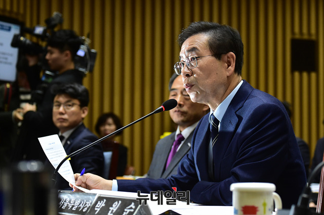 ▲ 박원순 서울시장이 22일 오전 서울 중구 서울시청에서 열린 국회 국토교통위원회 서울시에 대한 국정감사에 출석해 의원 질문에 답하고 있다.ⓒ뉴데일리 이종현 기자