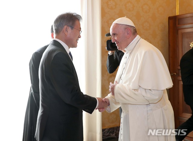 ▲ 18일 로마 바티칸 교황궁 교황 집무실 앞에서 문재인 대통령이 프란치스코 교황과 인사하고 있다ⓒ뉴시스. 무단 전재 및 재배포 금지.
