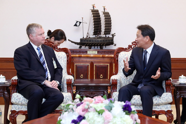 ▲ 임종석 청와대 비서실장이 스티브 비건 미국 대북특별대표를 면담한 모습. ⓒ청와대 제공