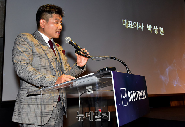 ▲ 박상현 바디프랜드 대표는 30일 서울 종로구 포시즌스호텔에서 열린 '브레인 마사지-뇌 피로 시대의 새로운 해법' 콘퍼런스에서 참석해 브레인 마사지를 설명하고 있다ⓒ뉴데일리DB