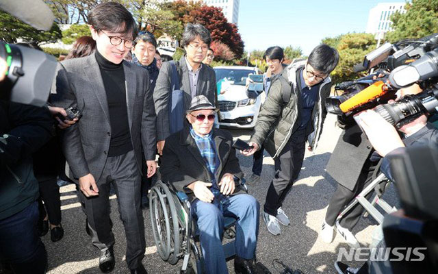 ▲ 30일 대법원 전원합의체 판결을 들으러 온 강제징용 피해자 이춘식 씨. ⓒ뉴시스. 무단전재 및 재배포 금지.