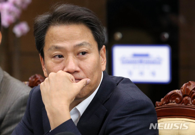 ▲ 임종석 대통령 비서실장이 29일 오후 청와대 여민관에서 열린 수석·보좌관 회의에 참석하고 있다. @ 뉴시스