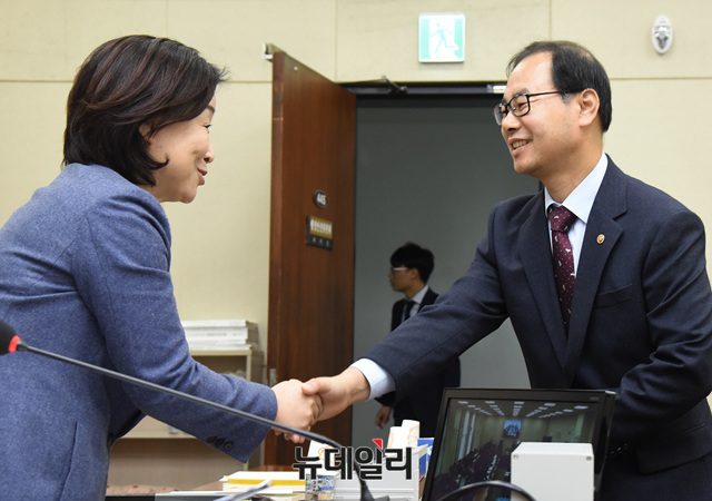 ▲ 심상정 정치개혁특별위원장과 박영수 중앙선관위 사무총장이 30일 오전 국회에서 소위원회 구성 및 중앙선관위 업무보고 안건 등으로 열린 제2차 정치개혁특별위원회에 참석해 악수를 나누고 있다. ⓒ뉴데일리 공준표 기자