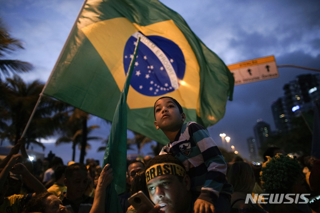 ▲ 보우소나루 당선 확정 후 환호하고 있는 지지자들ⓒ뉴시스. 무단 전재 및 재배포 금지.