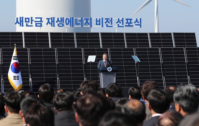 ▲ 문재인 대통령이 30일 전북 군산시 유수지 수상태양광부지에서 열린 '새만금 재생에너지 비전 선포식'에 참석해 연설하는 모습. ⓒ청와대