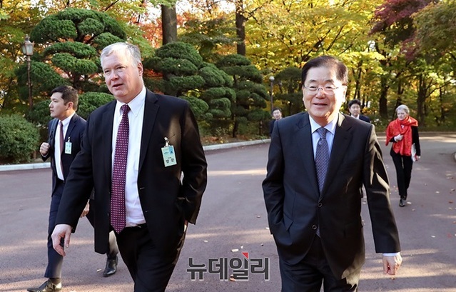 ▲ 스티븐 비건 미국 국무부 대북정책 특별대표와 정의용 국가안보실장이 30일 청와대 본관 인근을 산책하는 모습. ⓒ청와대
