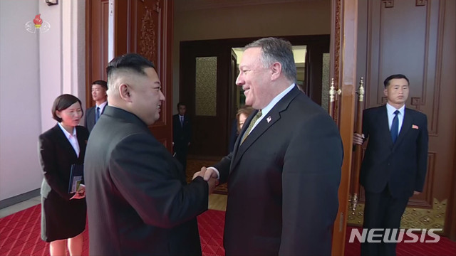 ▲ 지난 8일 접견 후 폼페오 美국무장관과 악수하는 김정은ⓒ뉴시스. 무단 전재 및 재배포 금지.