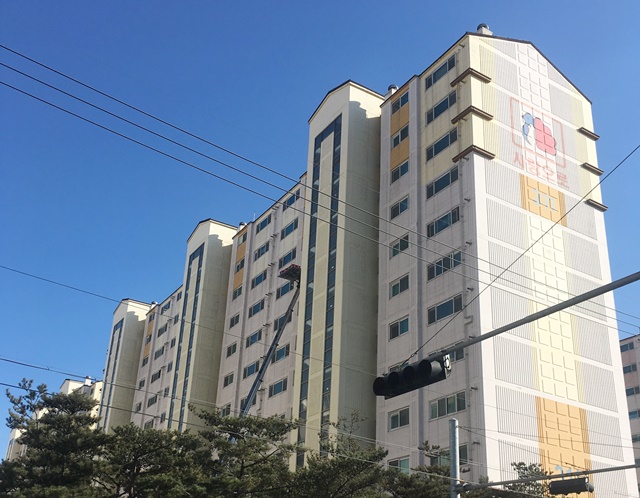 ▲ 부영이 지진 직후 이재민들을 위해 지원한 '포항원동 부영사랑으로' 전경. ⓒ부영