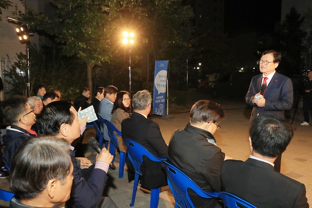 ▲ 쌀쌀한 날씨 속에 진행된 수성구 아파트 현장소통실에서 김대권 수성구청장과 주민들이 ‘핫팩’으로 손을 녹여가며 대화를 하고 있다.ⓒ수성구청