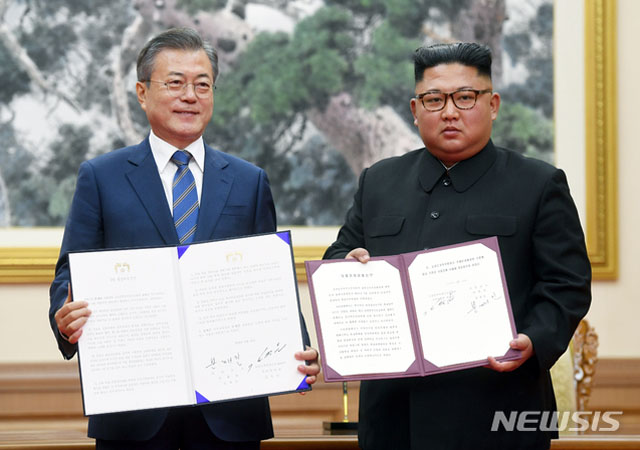 ▲ 지난 9월 평양에서 김정은과 공동선언문에 서명한 뒤 이를 들어보이는 문재인 대통령. ⓒ뉴시스. 무단전재 및 재배포 금지.