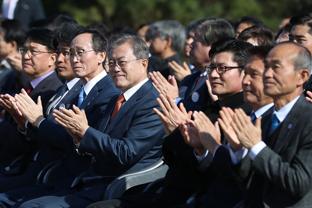 ▲ 묹대인 대통령이 지난 30일 전북 군산에 있는 새만금 재생에너지 비전 선포식에 참석한 모습. ⓒ청와대 제공