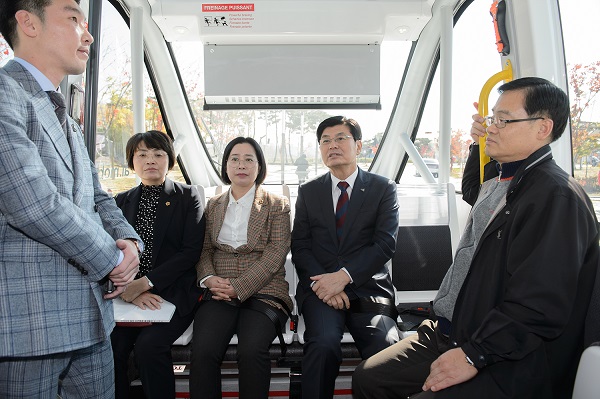▲ 이춘희 세종시장이 31일 열린  ‘자율주행특화도시조성 컨퍼런스’에서 자율차를 탑승해 자율주행 기술에 대한 이해를 높였다.ⓒ세종시