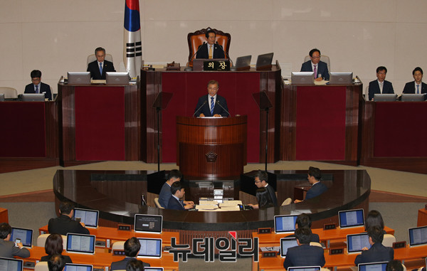 ▲ 문재인 대통령이 12일 오후 국회 본회의장에서 추가경정예산안 관련 시정연설 하고 있다. ⓒ(사진=공동취재단)