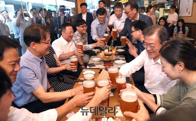 ▲ 문재인 대통령이 지난 7월 26일 서울 광화문 인근 호프집에서 시민들과 맥주를 마시는 모습. ⓒ청와대
