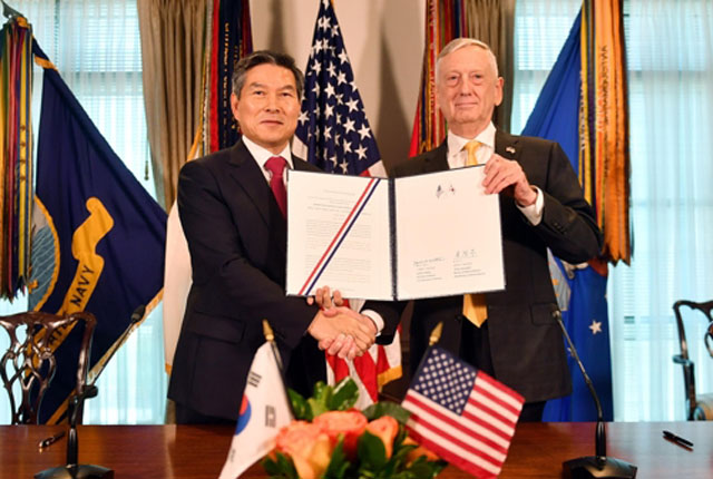 ▲ 정경두 국방장관과 제임스 매티스 美국방장관이 한미연합방위지침에 서명한 뒤 이를 들어보이고 있다. ⓒ뉴시스-국방부 배포사진.