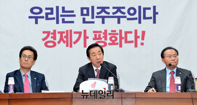 ▲ 자유한국당 함진규 정책위의장(왼쪽부터), 김성태 원내대표, 윤재옥 수석부대표. ⓒ뉴데일리 공준표 기자