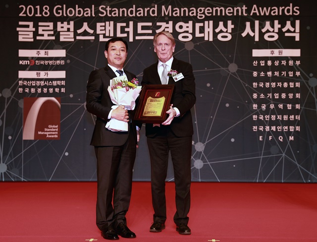 ▲ 현대글로비스가 한국경영인증원(KMR)으로부터 ‘2018 글로벌스탠더드경영대상’ 그린경영대상을 수상했다. 조삼현 현대글로비스 총무지원실장(왼쪽)이 지난달 31일 서울 그랜드 힐튼 호텔에서 그린경영대상 수상 기념촬영을 하고 있다.ⓒ현대글로비스