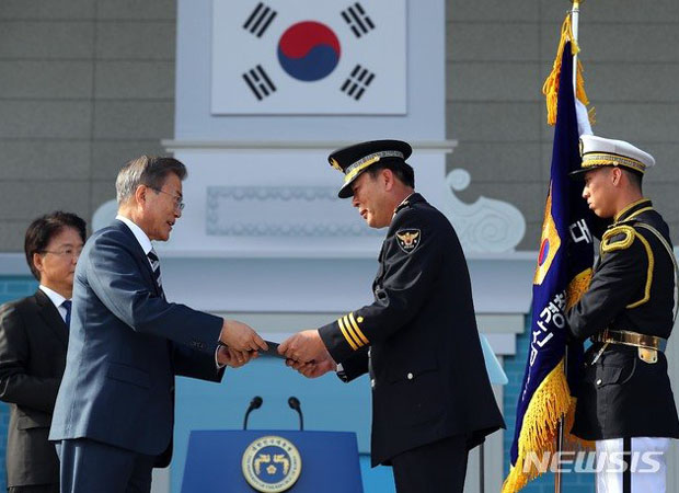 ▲ 지난 10월 25일 서울 효창동 백범기념관에서 열린 경찰의 날 기념식에서 표창하는 문재인 대통령. ⓒ뉴시스. 무단전재 및 재배포 금지.