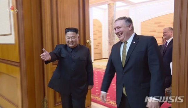 ▲ 폼페이오 美국무장관을 안내하는 김정은. ⓒ뉴시스. 무단전재 및 재배포 금지.